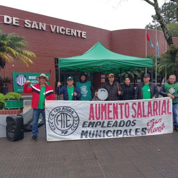 Continúa el reclamo en San Vicente por mejora salarial.