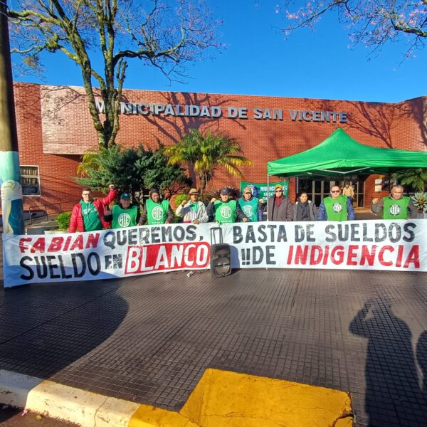 Trabajadores municipales de San Vicente reclaman retomar negociación colectiva